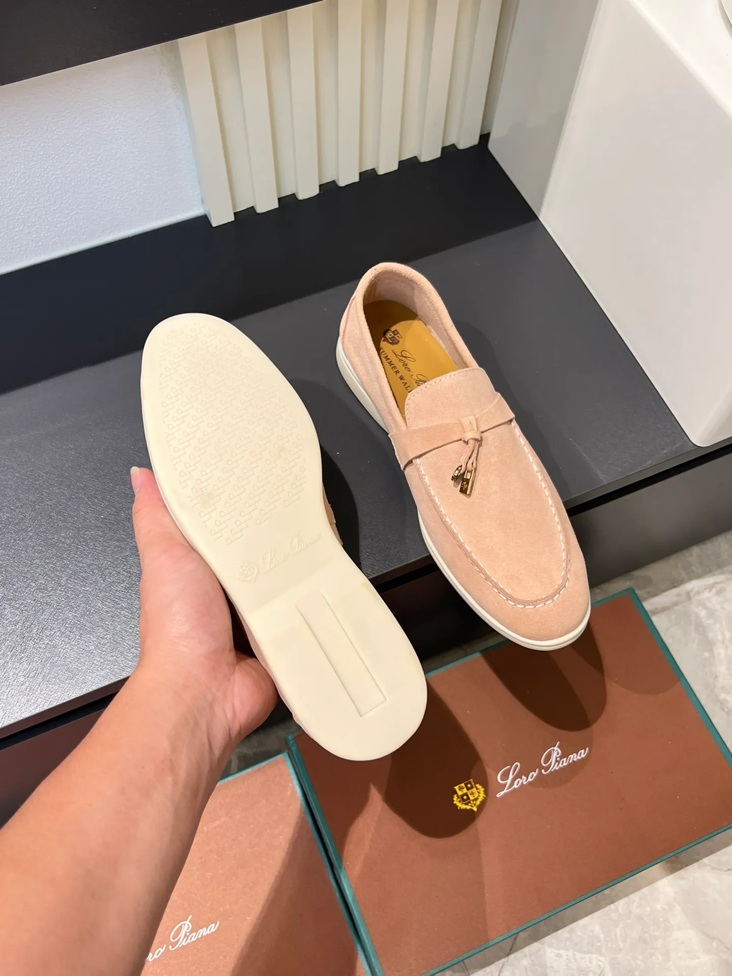 Men's shoes 💰p360 "Loro men's shoes 💰pian'*" Classic L men's shoes for couples 💰p Top version British flat loafers, a must-have item in old money style, the minimalist design is eye-catching and durable, a plus point for dressing The soft foot feel and texture are outstanding. They don’t scratch your feet and are very nice. They are matched with soft and waxy soles. They can be worn daily for a long time without getting tired. They are easy to wear, versatile and classic items, with perfect foot feel and texture! Imported cashmere fabric, the lining is made of imported A-grade water-dyed cow lining, the top version of the genuine leather midsole is sewn with pure handmade mark thread! Size: Female 35-40 (34. Customized) Male 38-44 (45.46. Customized)